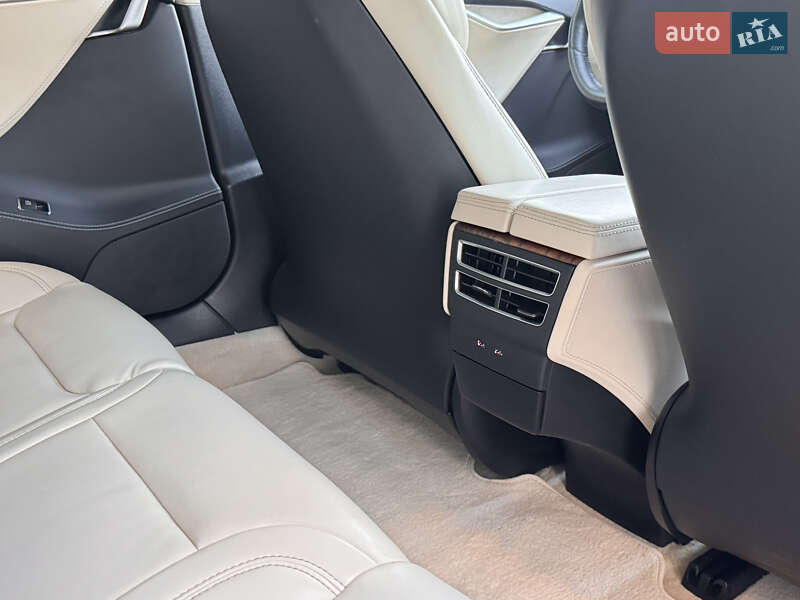 Лифтбек Tesla Model S 2018 в Киеве