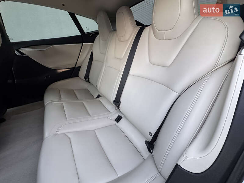 Лифтбек Tesla Model S 2018 в Киеве