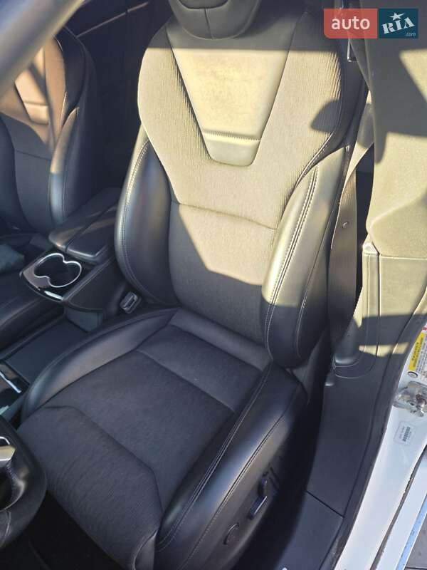 Лифтбек Tesla Model S 2017 в Киеве фото 32 Лифтбек Tesla Model S 2017 в Киеве