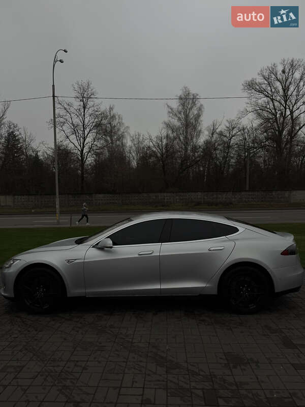 Лифтбек Tesla Model S 2015 в Киеве фото 5 Лифтбек Tesla Model S 2015 в Киеве