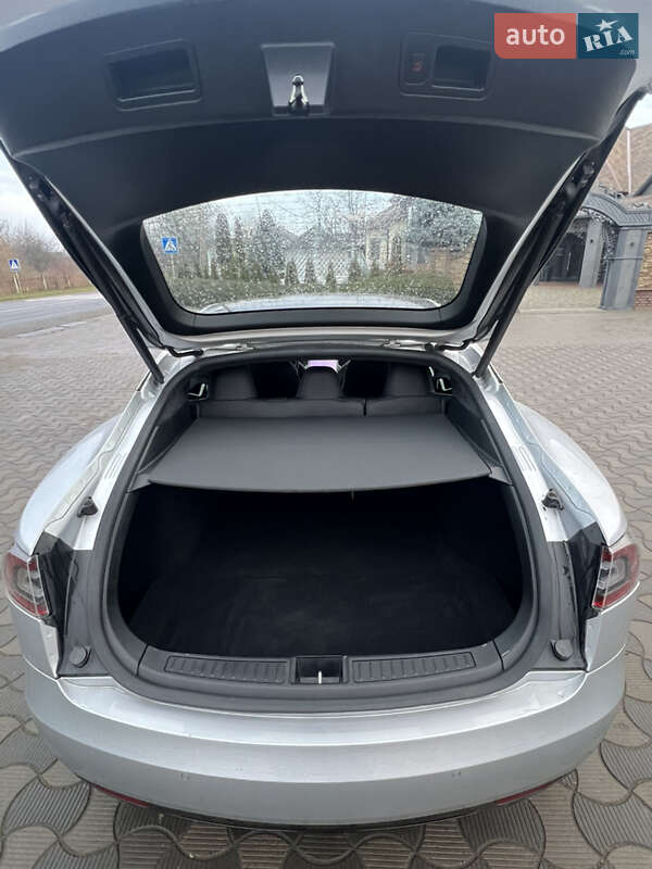Лифтбек Tesla Model S 2017 в Черновцах