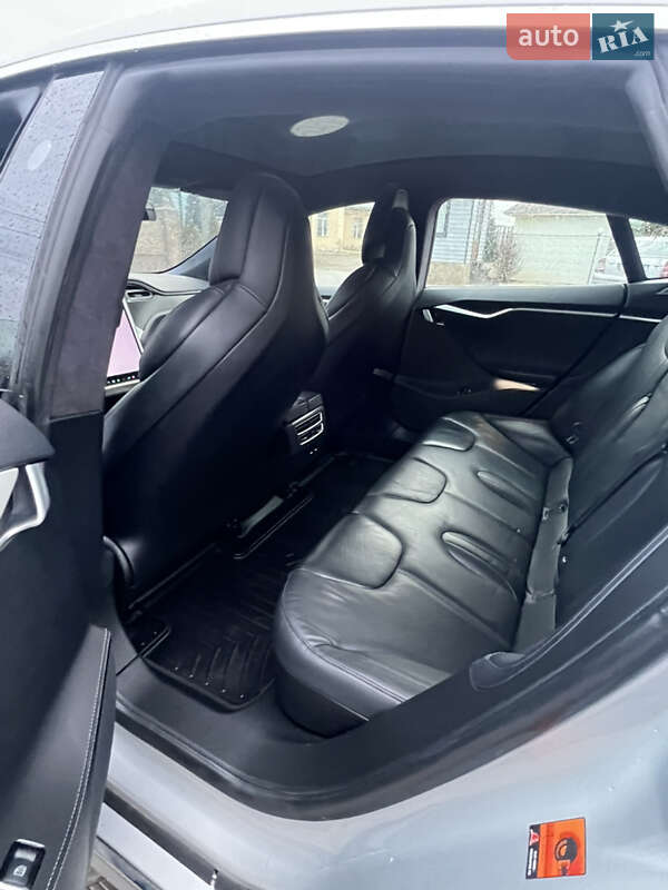 Лифтбек Tesla Model S 2017 в Черновцах