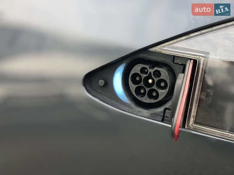 Лифтбек Tesla Model S 2017 в Луцке