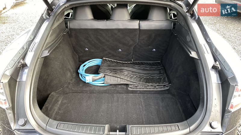 Лифтбек Tesla Model S 2017 в Луцке