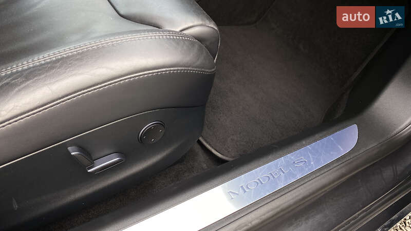 Лифтбек Tesla Model S 2017 в Луцке