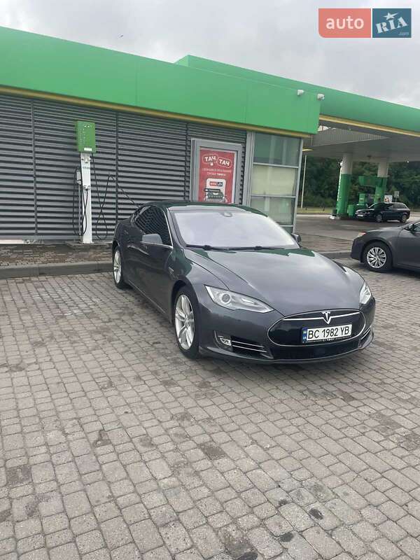 Tesla Model S 2015