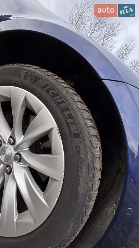 Лифтбек Tesla Model S 2016 в Киеве