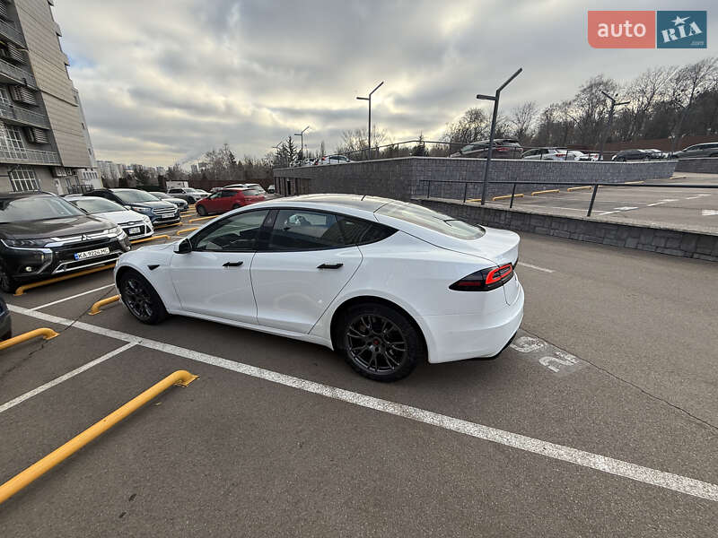 Лифтбек Tesla Model S 2023 в Киеве