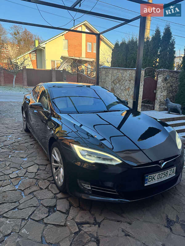 Лифтбек Tesla Model S 2019 в Ровно