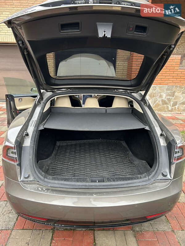 Лифтбек Tesla Model S 2016 в Киеве фото 10 Лифтбек Tesla Model S 2016 в Киеве