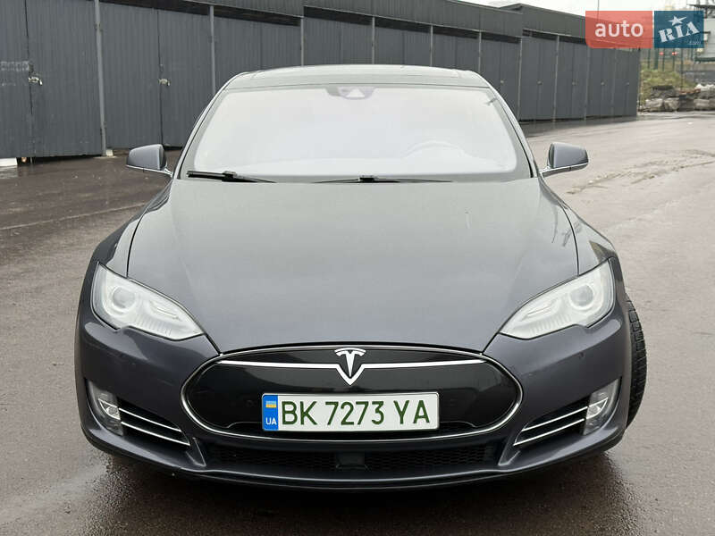 Лифтбек Tesla Model S 2015 в Ровно