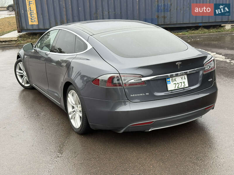 Лифтбек Tesla Model S 2015 в Ровно