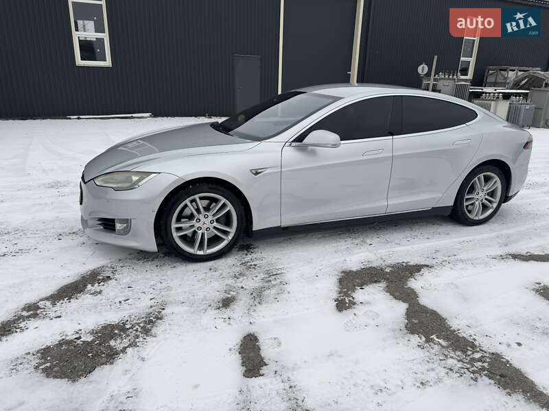 Лифтбек Tesla Model S 2015 в Киеве фото 9 Лифтбек Tesla Model S 2015 в Киеве