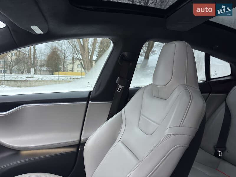 Лифтбек Tesla Model S 2016 в Львове