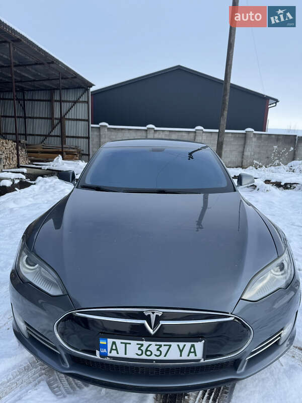 Лифтбек Tesla Model S 2013 в Долине