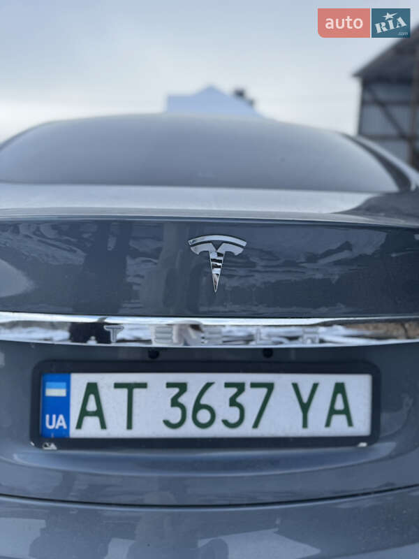 Лифтбек Tesla Model S 2013 в Долине
