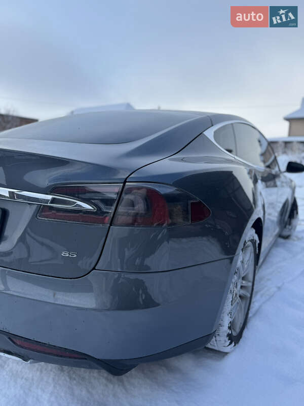 Лифтбек Tesla Model S 2013 в Долине
