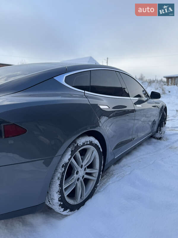 Лифтбек Tesla Model S 2013 в Долине