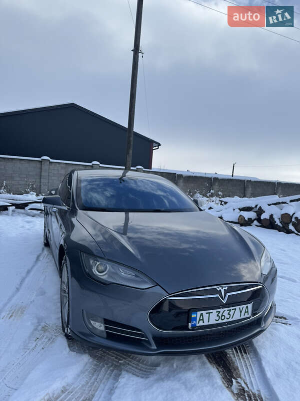 Лифтбек Tesla Model S 2013 в Долине