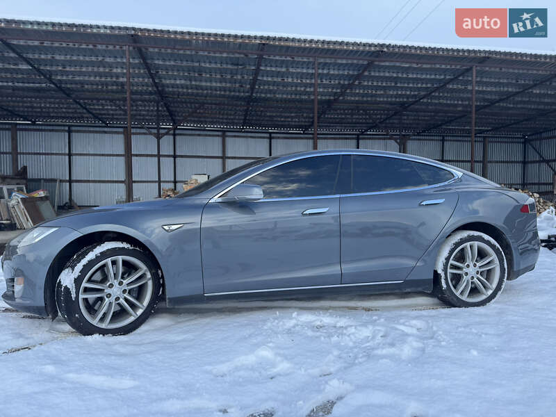 Лифтбек Tesla Model S 2013 в Долине