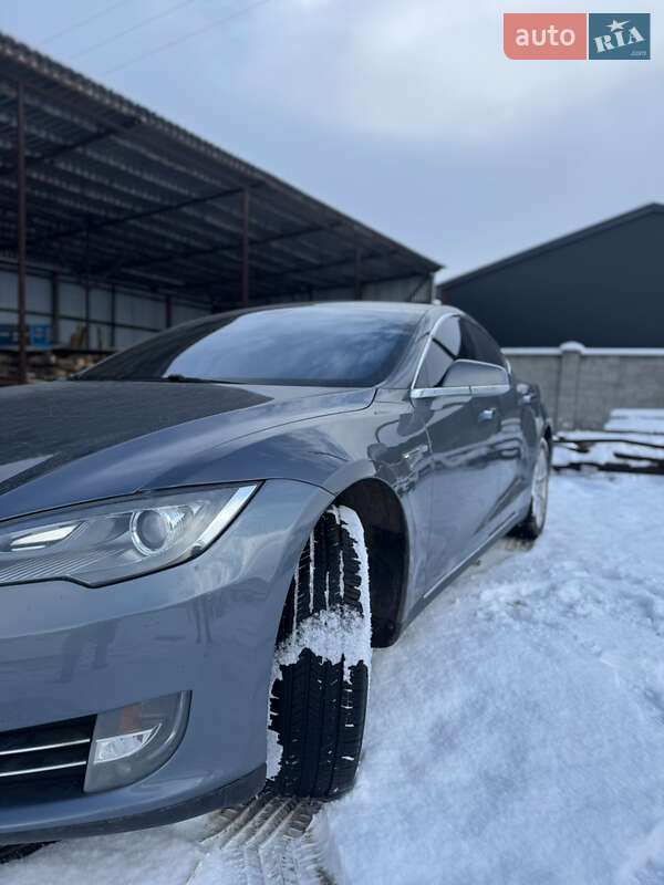 Лифтбек Tesla Model S 2013 в Долине