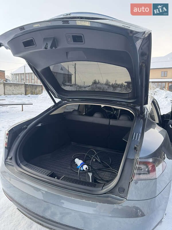 Лифтбек Tesla Model S 2013 в Долине