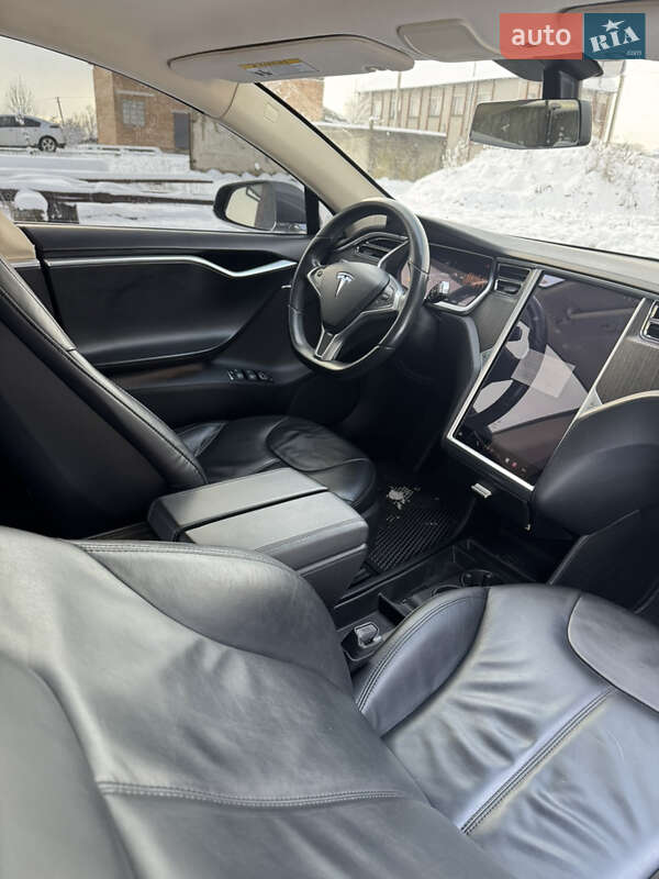 Лифтбек Tesla Model S 2013 в Долине