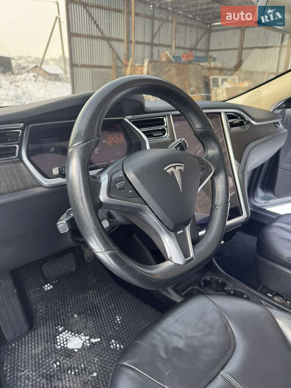 Лифтбек Tesla Model S 2013 в Долине