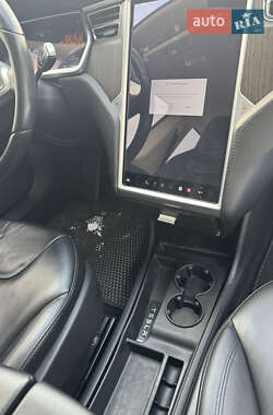 Ліфтбек Tesla Model S 2013 в Долині