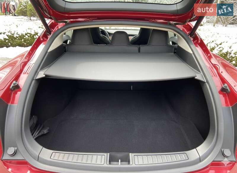 Лифтбек Tesla Model S 2017 в Черновцах