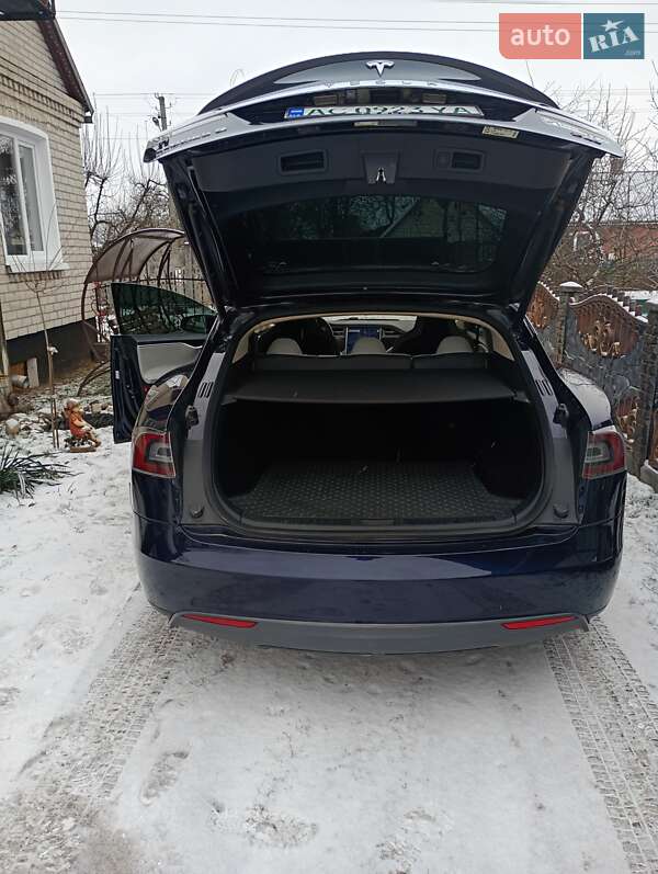 Лифтбек Tesla Model S 2013 в Нововолынске