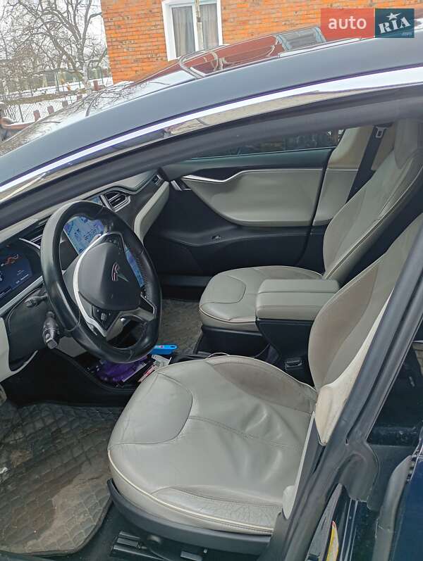 Лифтбек Tesla Model S 2013 в Нововолынске