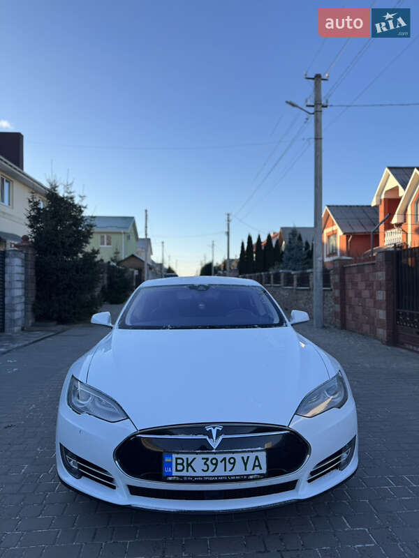 Лифтбек Tesla Model S 2015 в Ровно