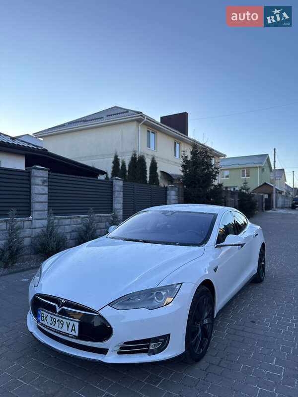 Лифтбек Tesla Model S 2015 в Ровно