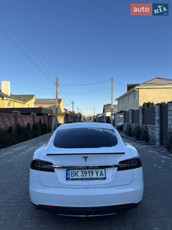 Лифтбек Tesla Model S 2015 в Ровно