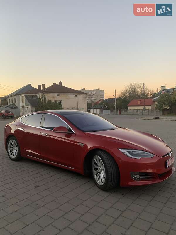 Лифтбек Tesla Model S 2016 в Львове