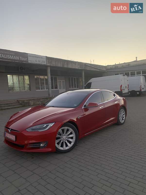 Лифтбек Tesla Model S 2016 в Львове