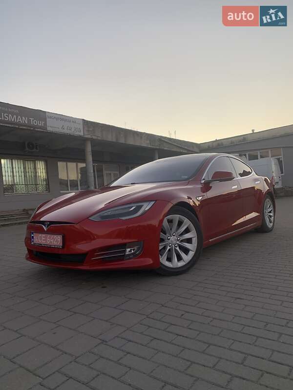 Лифтбек Tesla Model S 2016 в Львове