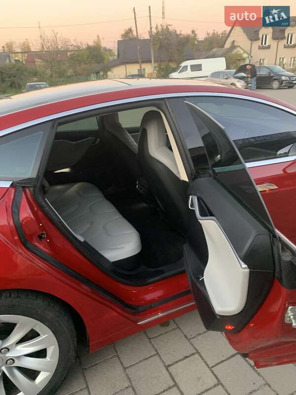 Лифтбек Tesla Model S 2016 в Львове