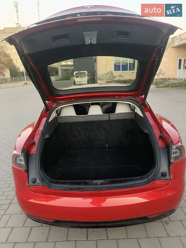 Лифтбек Tesla Model S 2016 в Львове