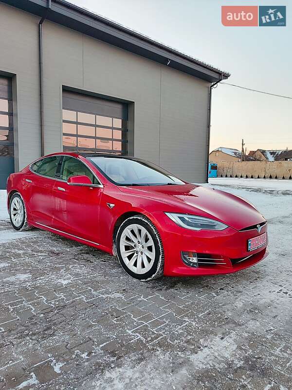 Лифтбек Tesla Model S 2018 в Сарнах
