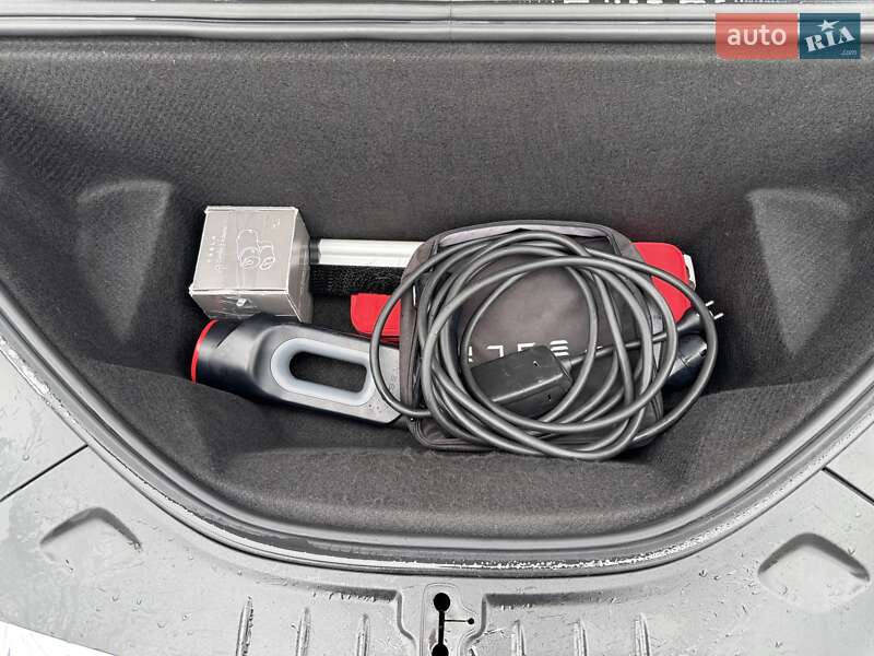 Лифтбек Tesla Model S 2020 в Днепре