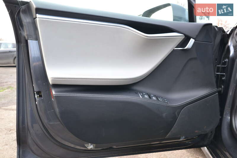 Лифтбек Tesla Model S 2016 в Луцке