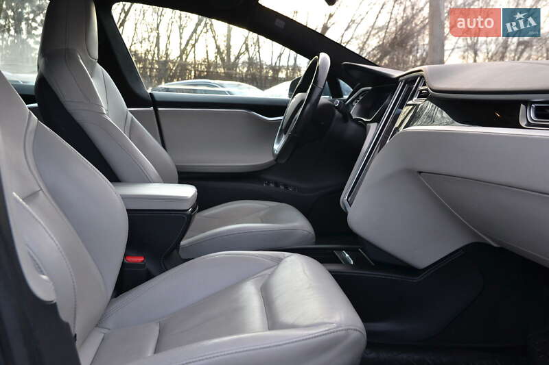 Лифтбек Tesla Model S 2016 в Луцке