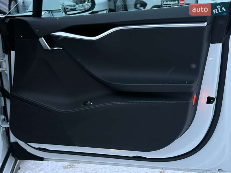 Лифтбек Tesla Model S 2015 в Виннице