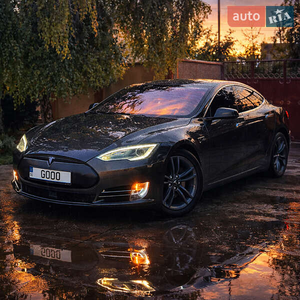 Tesla Model S 2015