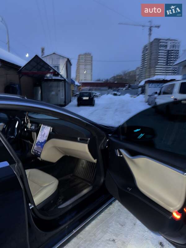 Лифтбек Tesla Model S 2016 в Киеве