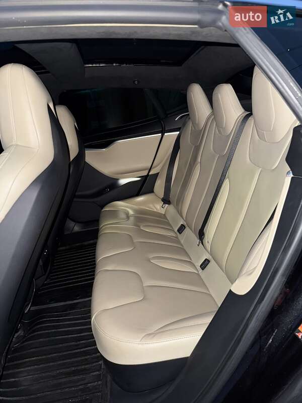 Лифтбек Tesla Model S 2016 в Киеве