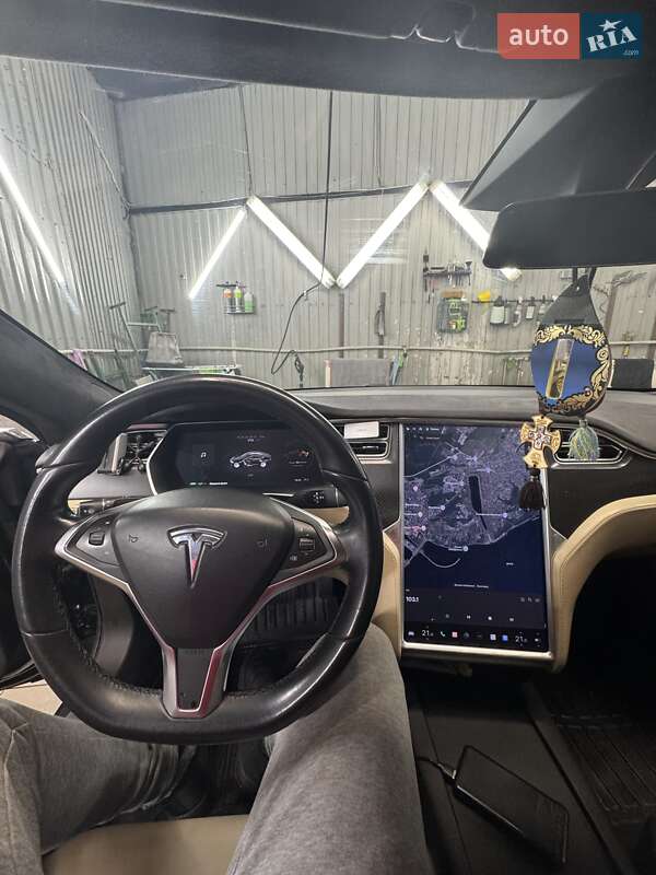 Лифтбек Tesla Model S 2016 в Киеве