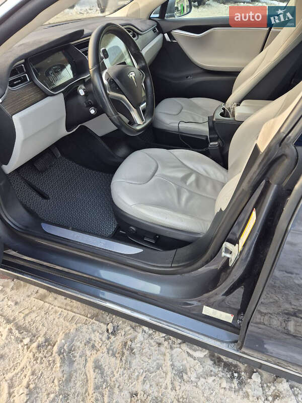 Лифтбек Tesla Model S 2015 в Львове